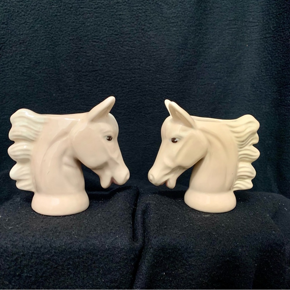 Pair of White Ceramic Horse Head Vases – Top-Through Hole – Vintage Style - Picture 4 of 12